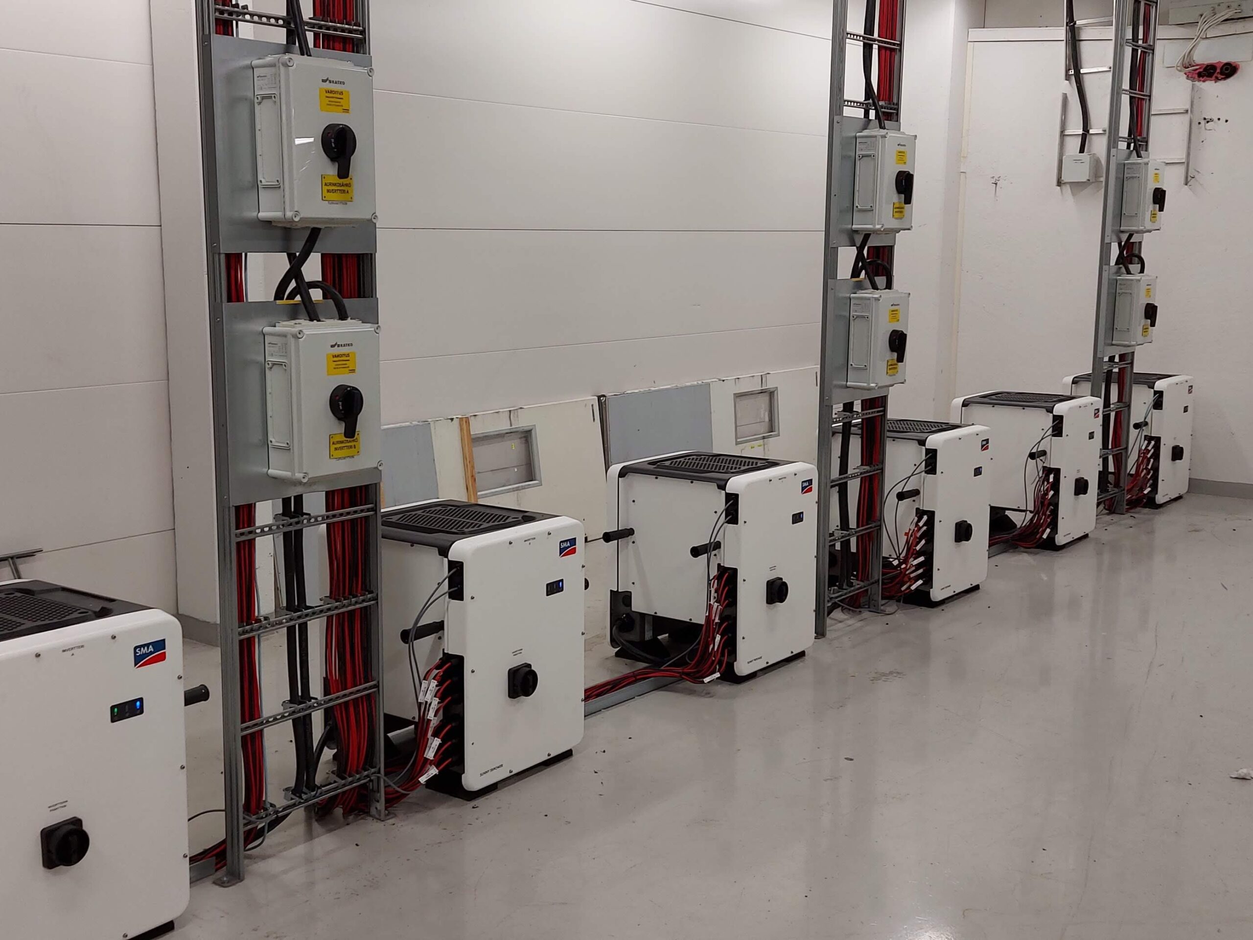 Kuvassa on aurinkosähköjärjestelmän invertterejä.